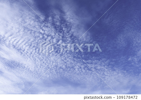 Beauty white cloud on blue sky in summer time Beauty white cloud on blue sky in summer time 109178472