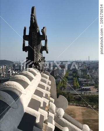 姬路城的鯷馱背面映照著姬路的街景 109178654