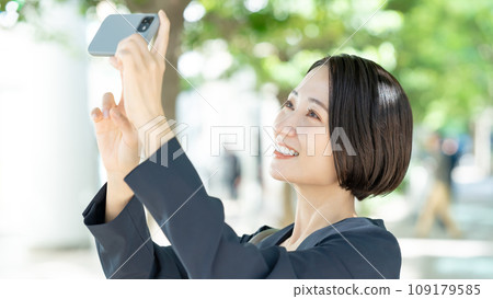 拍與智能手機的婦女一張照片 109179585