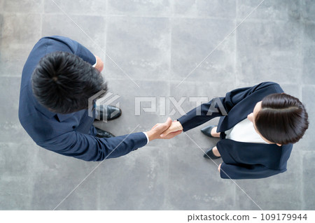 男性和女性握手 109179944