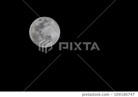 Close up full moon on the Black sky Close up full moon on the Black sky 109180747