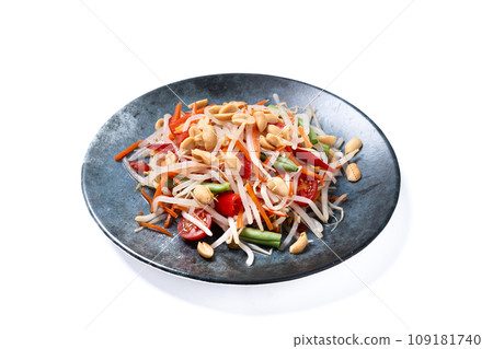 Green Papaya Salad, som tam thai isolated on white background 109181740