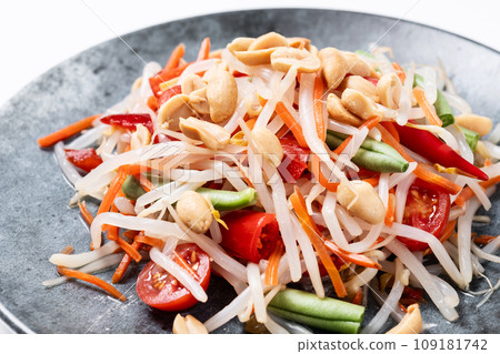 Green Papaya Salad, som tam thai isolated on white background 109181742
