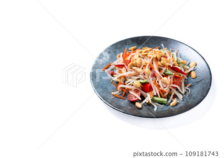 Green Papaya Salad, som tam thai isolated on white background 109181743
