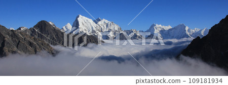 High mountains in the Sagarmatha Nationalpark, Nepal. Gokyo Valley. 109181934