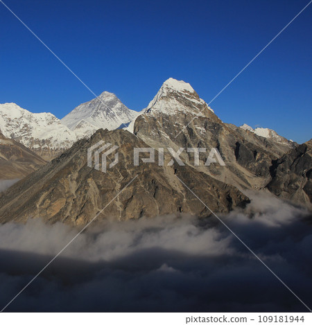 Mt Everest and other high mountains surrounded by a sea of fog, Nepal. 109181944