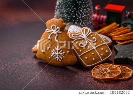 Beautiful delicious sweet winter Christmas gingerbread cookies on a bronze textured background 109182092