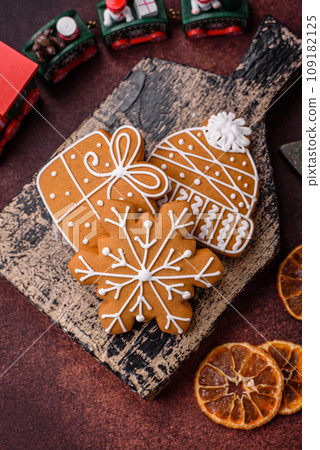 Beautiful delicious sweet winter Christmas gingerbread cookies on a bronze textured background 109182125