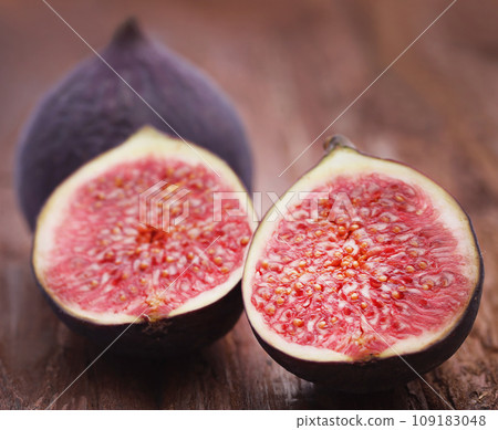 Fresh organic common fig Fresh organic common fig 109183048
