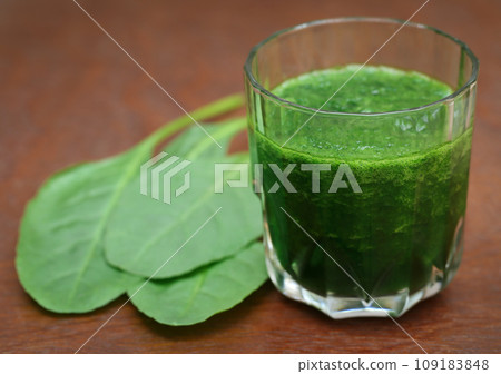 Mashed spinach smoothie Mashed spinach smoothie 109183848