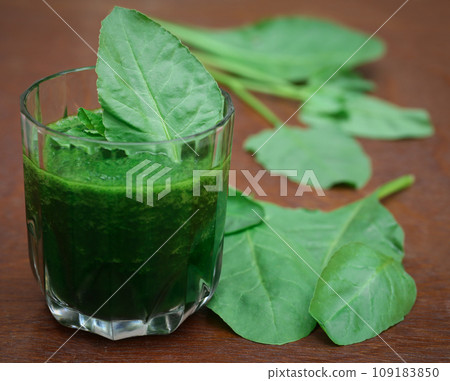 Mashed spinach smoothie 109183850