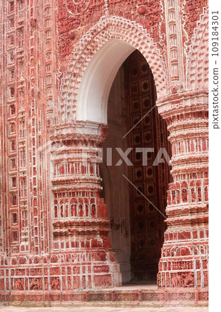 Terracotta Design in wall of popular Kantajew Temple 109184301
