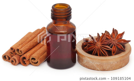 Cinnamon with star anise and essential oil Cinnamon with star anise and essential oil 109185104