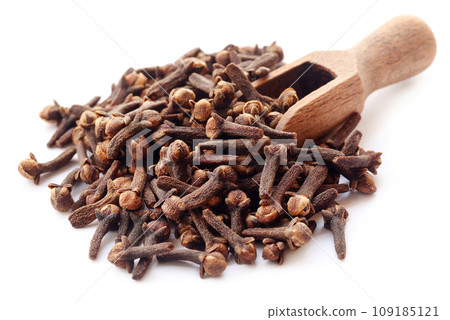 Organic cloves 109185121