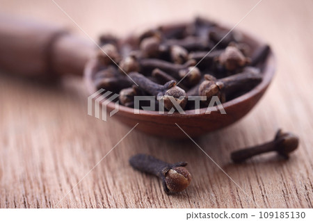 Fresh clove Fresh clove 109185130