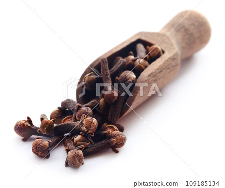 Organic clove in wooden scoop Organic clove in wooden scoop 109185134