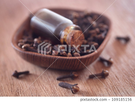 Fresh clove with oil in a jar 109185156