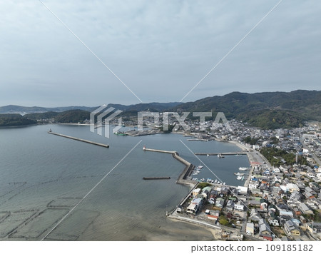 Aerial view of the low tide of Maejima on the coast of Higashihazu, Nishio City Aerial view of the low tide of Maejima on the coast of Higashihazu, Nishio City 109185182