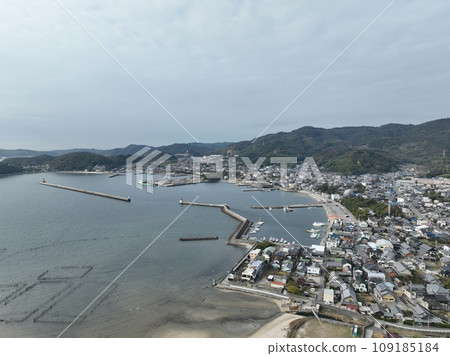 Aerial view of the low tide of Maejima on the coast of Higashihazu, Nishio City 109185184