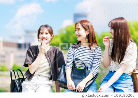 Women's trip Osaka sightseeing Osaka Castle 109186203
