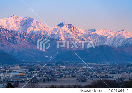 [Northern Alps] Morning sun shining through the snow-capped Northern Alps in early winter [Nagano Prefecture] 109186443