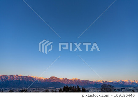 [北阿爾卑斯] 初冬的清晨，陽光照耀著白雪皚皚的北阿爾卑斯[長野縣] 109186446