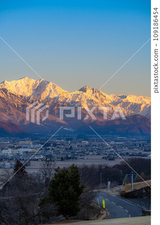 [Northern Alps] Morning sun shining through the snow-capped Northern Alps in early winter [Nagano Prefecture] 109186454