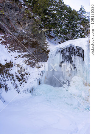 [Winter material] Freezing Zengorono Falls [Nagano Prefecture] 109186586
