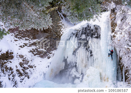 [Winter material] Freezing Zengorono Falls [Nagano Prefecture] 109186587