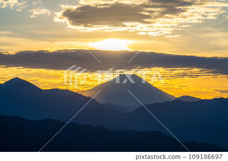 [Sunset material] Sunset seen from Mt. Takao/Diamond Fuji [Tokyo] 109186697