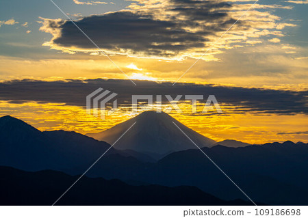 [Sunset material] Sunset seen from Mt. Takao/Diamond Fuji [Tokyo] 109186698