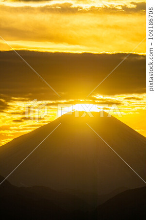 [Sunset material] Sunset seen from Mt. Takao/Diamond Fuji [Tokyo] 109186708