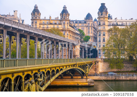 Promenade Jean-Paul Belmondo on historical Bir Hakeim Bridge in Paris, France 109187038