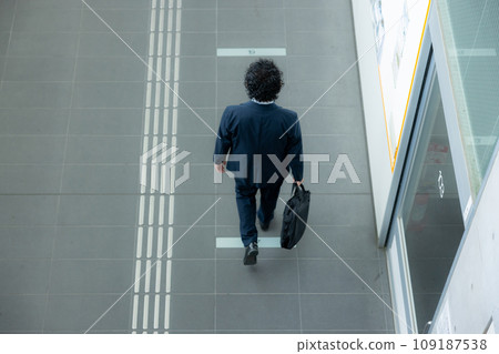 Walking businessman Walking businessman 109187538