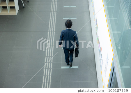 Walking businessman 109187539