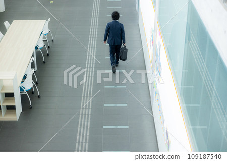 Walking businessman Walking businessman 109187540