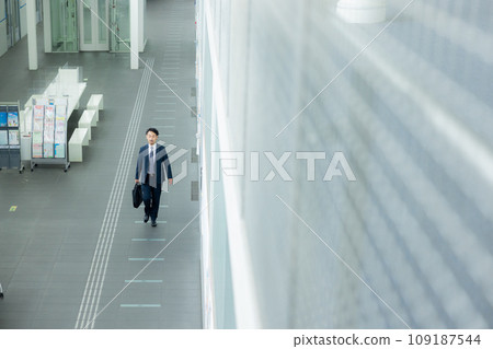 Walking businessman Walking businessman 109187544