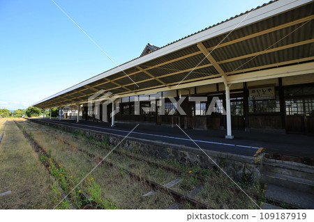 舊大社站的軌道和月台(日本島根縣比地川郡大社町) 舊大社站的軌道和月台(日本島根縣比地川郡大社町) 109187919