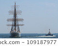 A tugboat sees off Kaiwomaru as it departs. 109187977