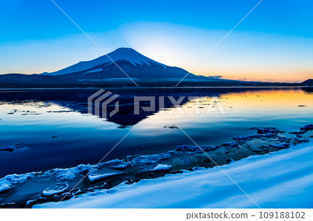 黃昏的富士山～隆冬的山中湖～ 109188102