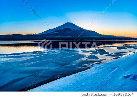 黃昏的富士山~隆冬的山中湖~ 黃昏的富士山~隆冬的山中湖~ 109188104