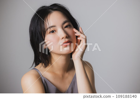 一名年輕女子正在做皮膚護理 一名年輕女子正在做皮膚護理 109188140