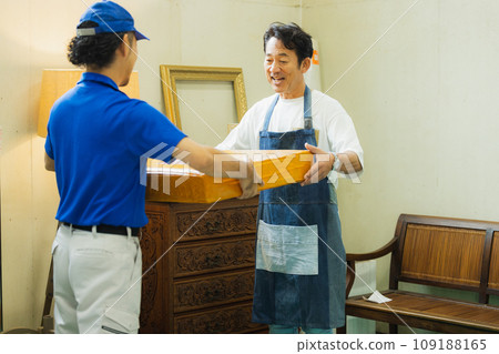 Delivery staff carrying luggage 109188165