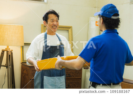 Delivery staff carrying luggage Delivery staff carrying luggage 109188167