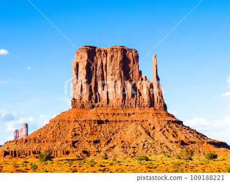 Mitten Butte in Monument Valley, Utah, USA 109188221