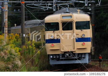 [JR West] 115 series 3000 series ~ Setouchi color ~ (Sanyo Main Line: Obata Station) 109188276