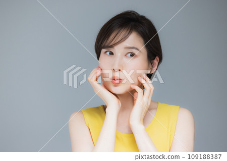 Yellow sleeveless woman Yellow sleeveless woman 109188387
