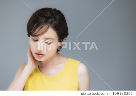 Yellow sleeveless woman 109188395