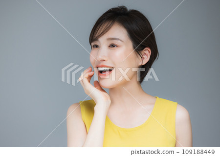 Yellow sleeveless woman Yellow sleeveless woman 109188449