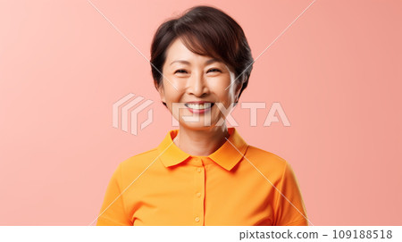 穿著黃色馬球衫的微笑日本女人 109188518